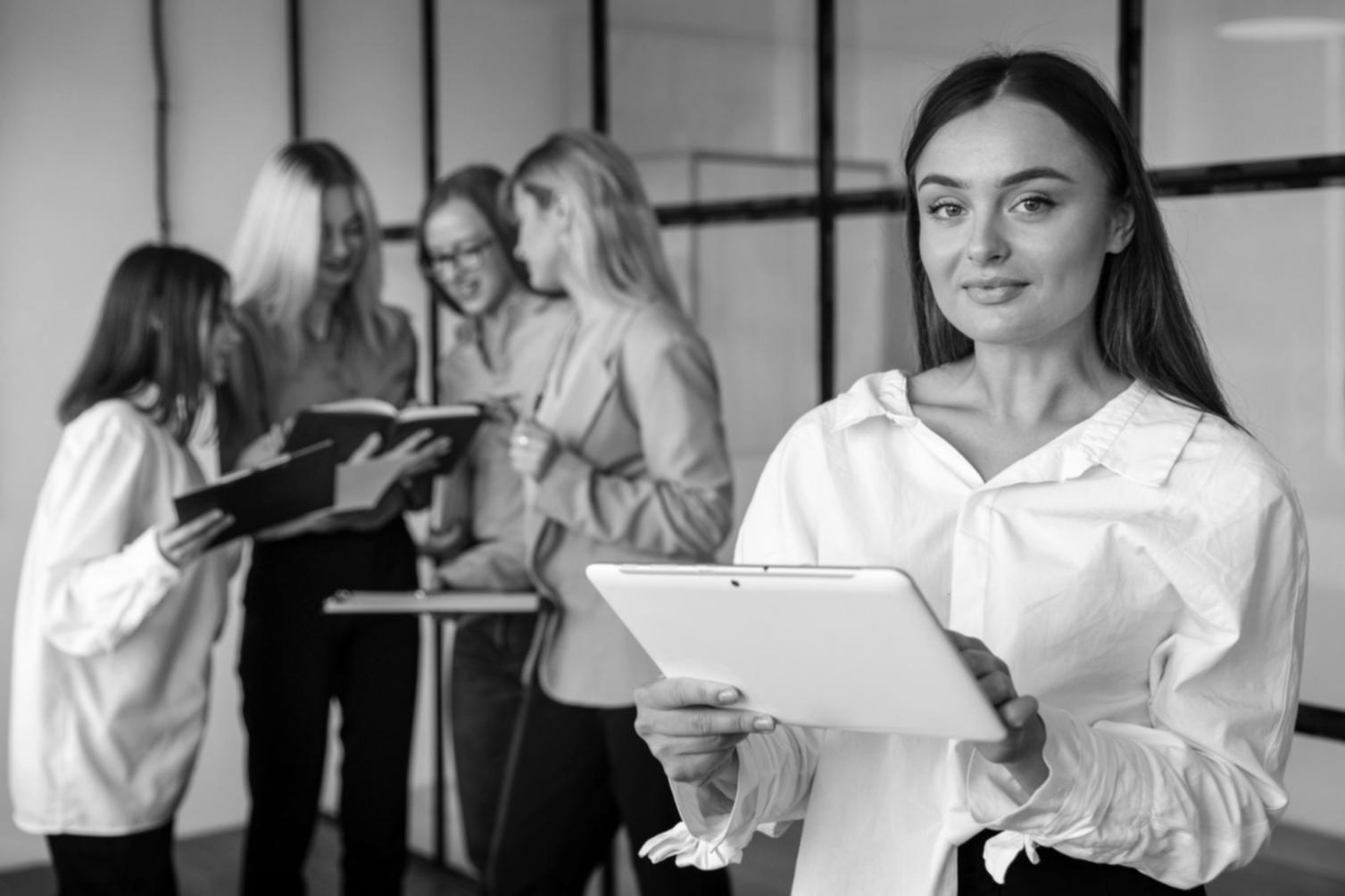 Espace de formation moderne équipé pour l'apprentissage du reporting financier