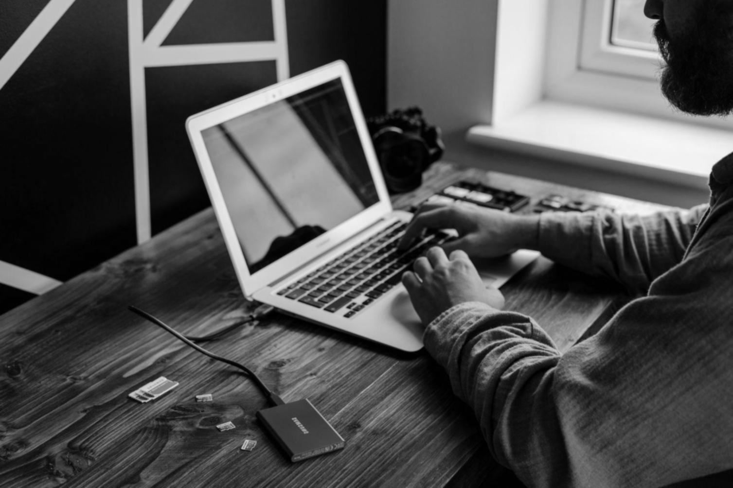 Bureau moderne avec analyse financière collaborative